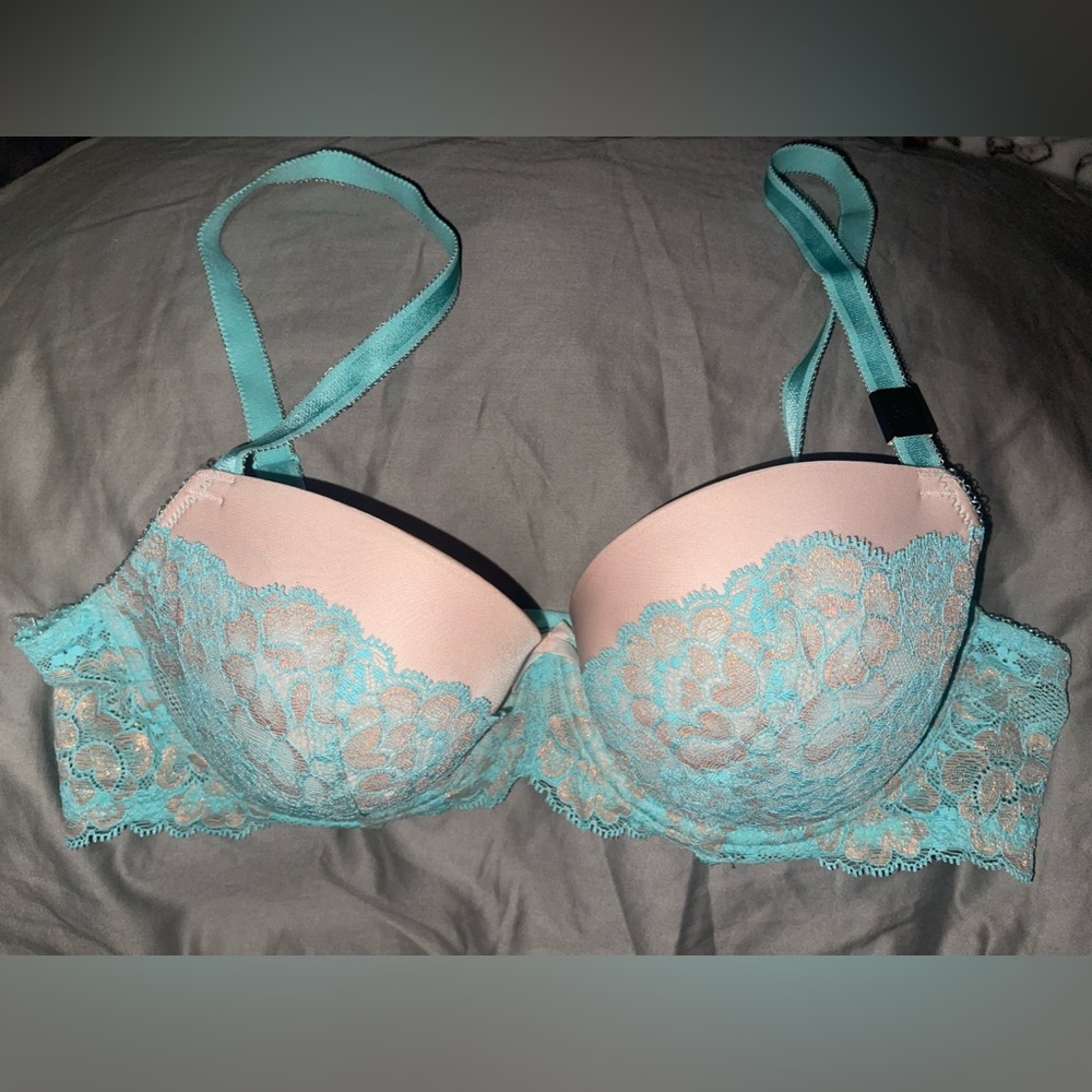 Beautiful Victoria’s Secret 36C teal and cream colored bra